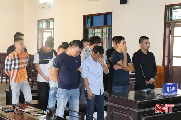 16 đối tượng cá độ bóng đá qua mạng ở Hà Tĩnh lĩnh 137 tháng tù giam ảnh 1 16 đối tượng cá độ bóng đá qua mạng ở Hà Tĩnh lĩnh 137 tháng tù giam