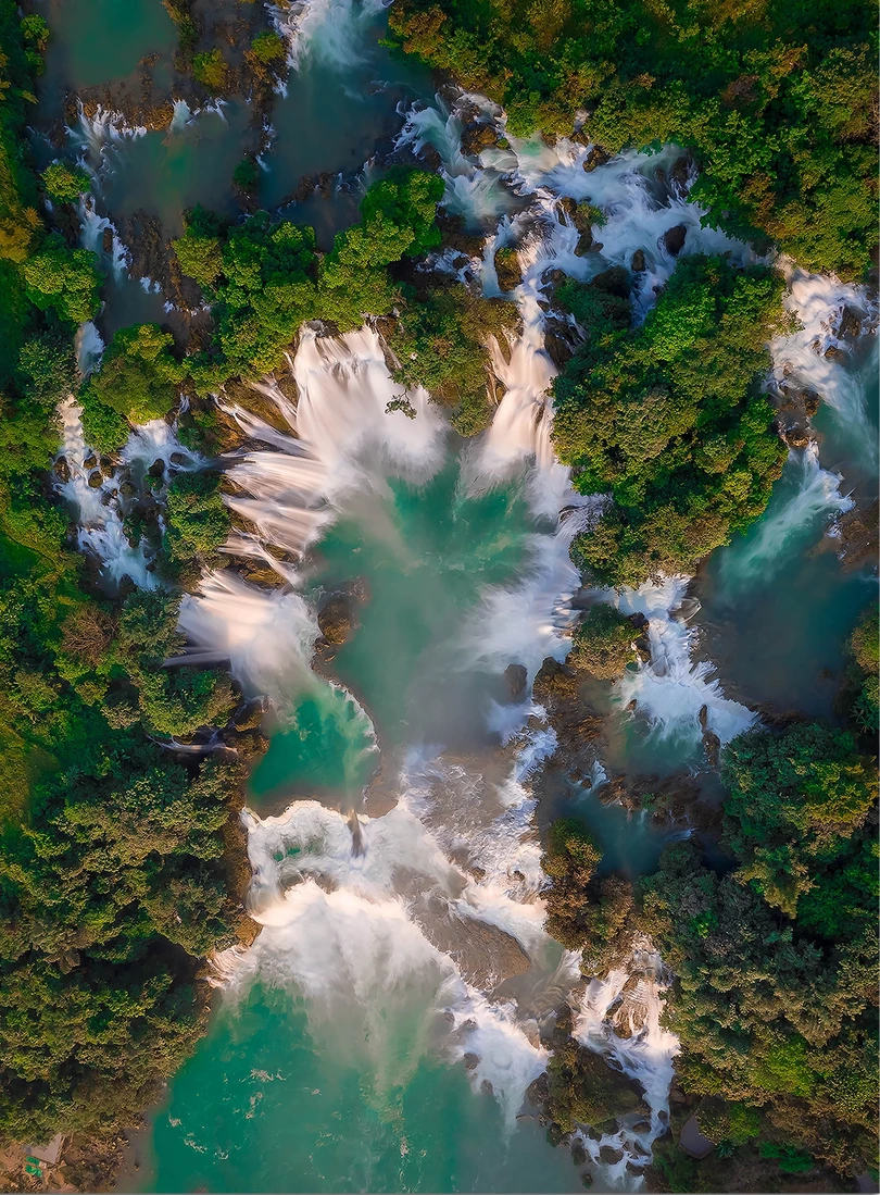 Thác Bản Giốc kỳ vĩ hóa dải lụa trắng mơ màng vắt sang thu