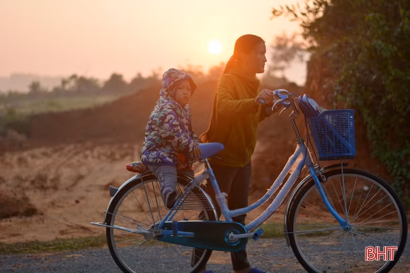 Xót xa cậu bé ở Hà Tĩnh đến trường bằng đôi tay