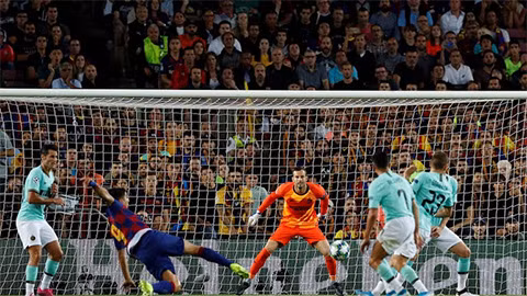 Barca ngược dòng may mắn trước Inter, Liverpool có 3 điểm