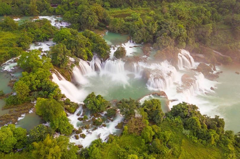 Thác Bản Giốc kỳ vĩ hóa dải lụa trắng mơ màng vắt sang thu