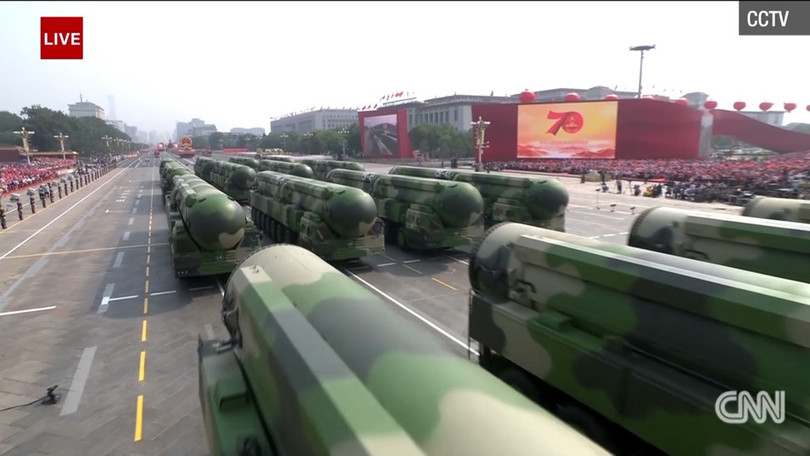 DF-41 được giới phân tích quân sự Trung Quốc đánh giá là ICBM mạnh nhất thế giới. Nó được giới thiệu có tầm bắn khoảng 15.000 km, xa nhất trong các ICBM trên thế giới. DF-41 được lắp trên xe phóng chuyên dụng, tương tự ICBM RS-24 Yars của Nga. Ảnh: CCTV/CNN. Những vũ khí Trung Quốc lần đầu công khai tại duyệt binh 70 năm