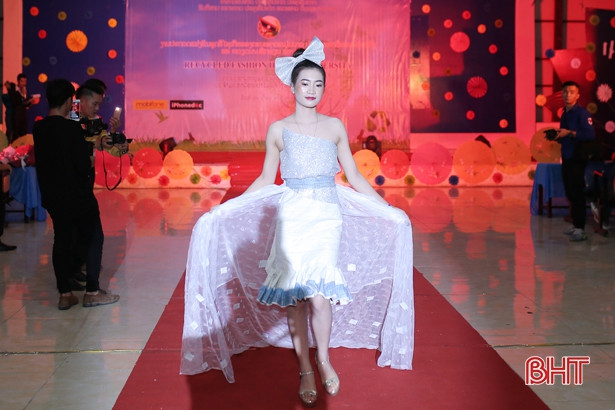 Sinh viên Lào tại Hà Tĩnh trình diễn thời trang từ rác tái chế