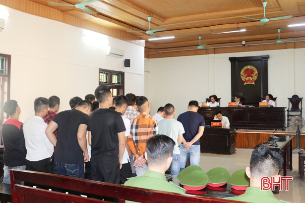 16 đối tượng cá độ bóng đá qua mạng ở Hà Tĩnh lĩnh 137 tháng tù giam ảnh 2 16 đối tượng cá độ bóng đá qua mạng ở Hà Tĩnh lĩnh 137 tháng tù giam