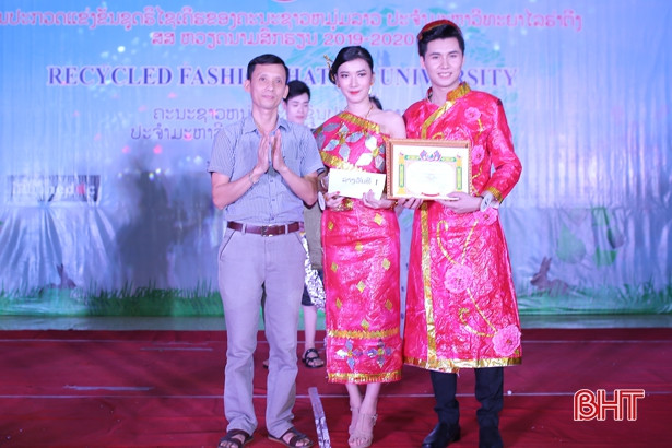 Sinh viên Lào tại Hà Tĩnh trình diễn thời trang từ rác tái chế