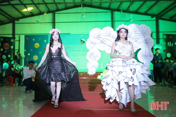 Sinh viên Lào tại Hà Tĩnh trình diễn thời trang từ rác tái chế