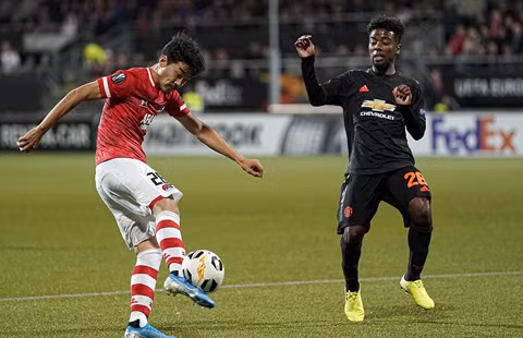 Thi đấu lép vế, M.U may mắn rời Hà Lan với 1 điểm