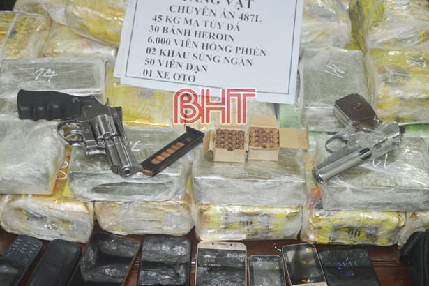 Mang súng ngắn “áp tải” 30 bánh heroin, 45kg ma túy đá, 6.000 viên hồng phiến từ Lào vào Việt Nam