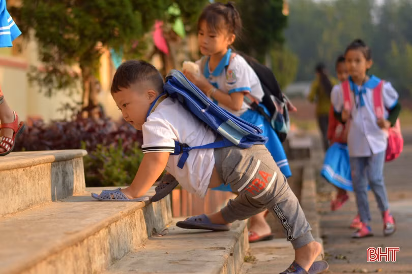 Xót xa cậu bé ở Hà Tĩnh đến trường bằng đôi tay