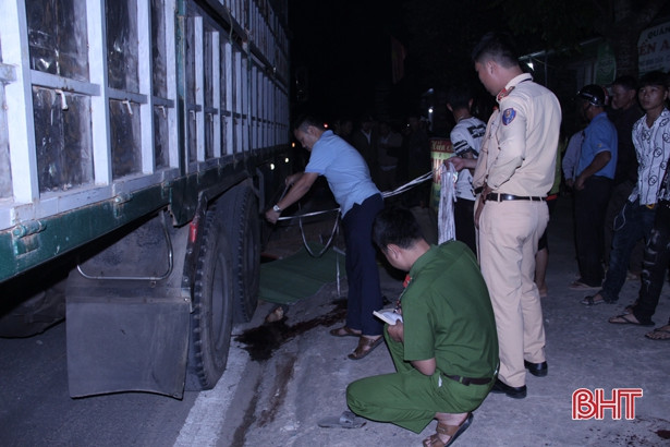 Xe máy “kẹp 3” đâm xe tải dừng bên đường, chú cháu ruột tử vong tại chỗ