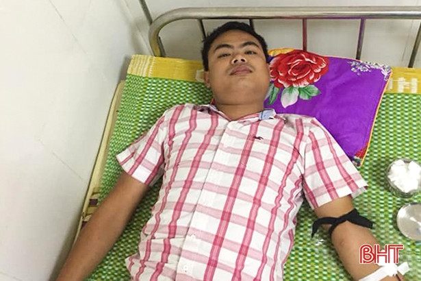 2 cán bộ, đoàn viên thị xã Hồng Lĩnh cùng hiến máu cứu bệnh nhân