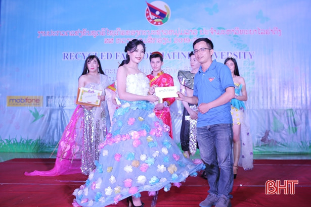 Sinh viên Lào tại Hà Tĩnh trình diễn thời trang từ rác tái chế