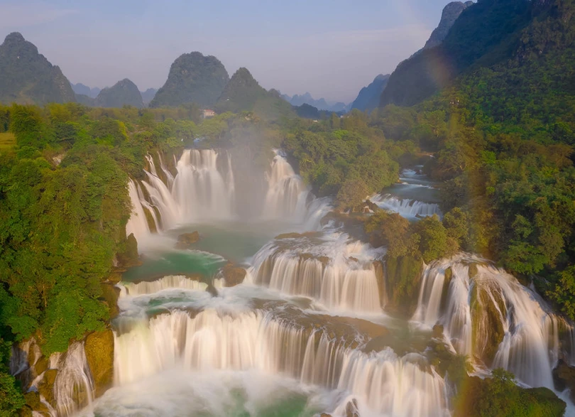 Thác Bản Giốc kỳ vĩ hóa dải lụa trắng mơ màng vắt sang thu