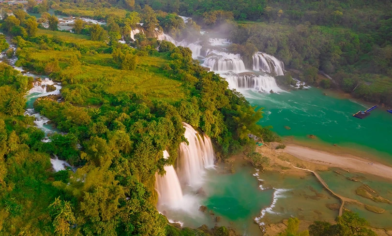 Thác Bản Giốc kỳ vĩ hóa dải lụa trắng mơ màng vắt sang thu