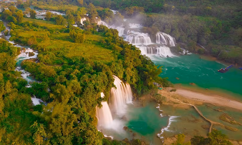 Thác Bản Giốc kỳ vĩ hóa dải lụa trắng mơ màng vắt sang thu