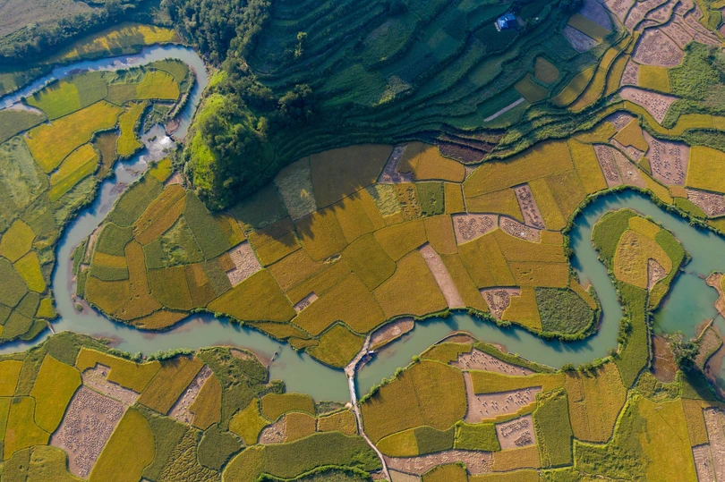 Thác Bản Giốc kỳ vĩ hóa dải lụa trắng mơ màng vắt sang thu