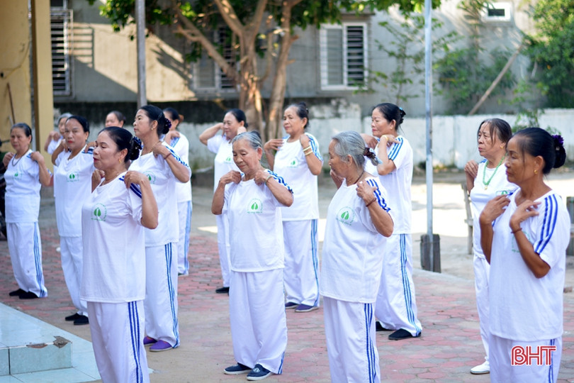 Người già TX Kỳ Anh vui khỏe với thể dục dưỡng sinh