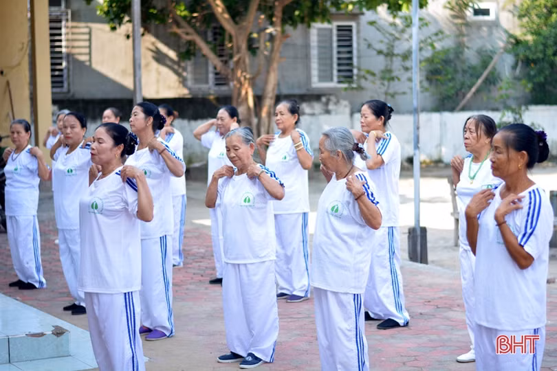 Người già TX Kỳ Anh vui khỏe với thể dục dưỡng sinh