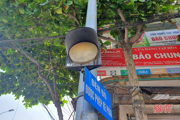 Đèn tín hiệu “tắt ngấm” cả tháng, căng thẳng khi qua ngã tư ở TX Hồng Lĩnh