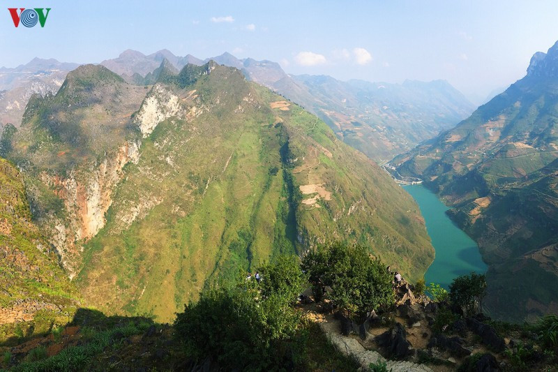 Khung cảnh núi non hùng vĩ trên đèo Mã Pì Lèng ở Hà Giang