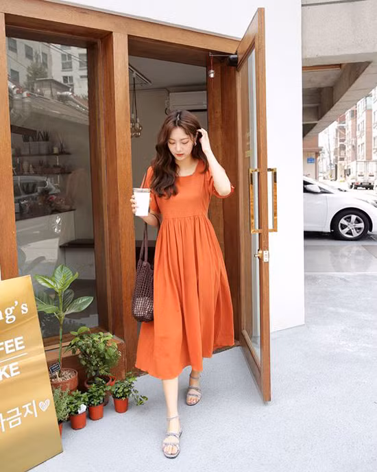 Điệu đà váy áo màu nổi cho mùa thu