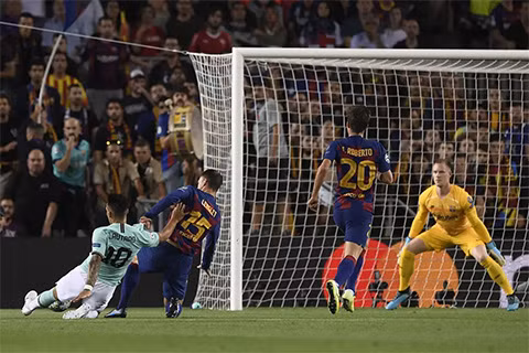 Barca ngược dòng may mắn trước Inter, Liverpool có 3 điểm