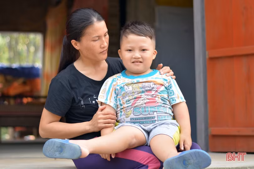 Xót xa cậu bé ở Hà Tĩnh đến trường bằng đôi tay