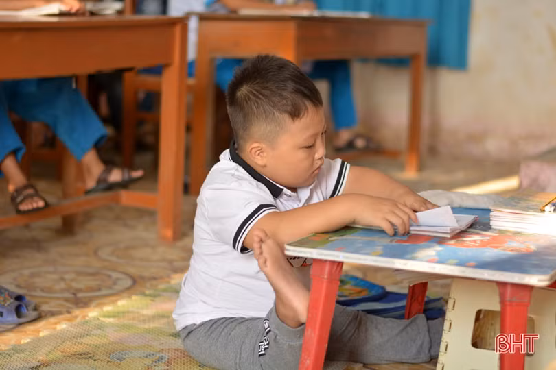 Xót xa cậu bé ở Hà Tĩnh đến trường bằng đôi tay