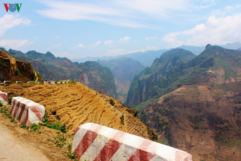 Khung cảnh núi non hùng vĩ trên đèo Mã Pì Lèng ở Hà Giang