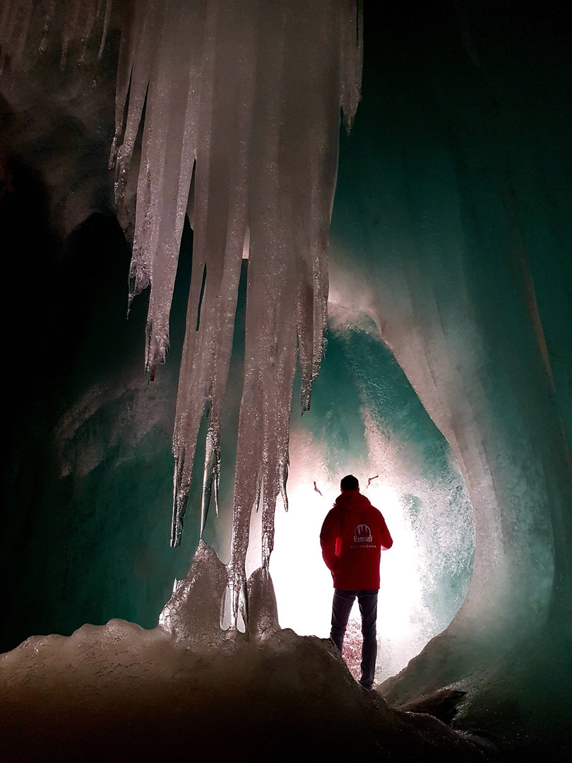 Bí ẩn hang động băng giá lớn nhất thế giới