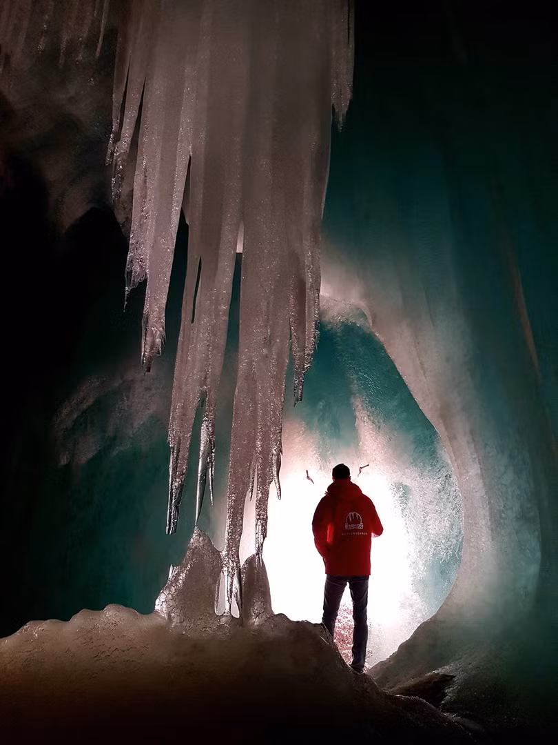 Bí ẩn hang động băng giá lớn nhất thế giới