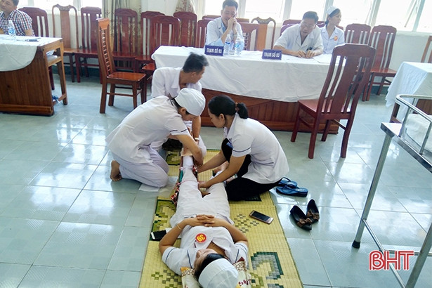 40 cán bộ Bệnh viện Đa khoa Lộc Hà thi điều dưỡng, hộ sinh giỏi