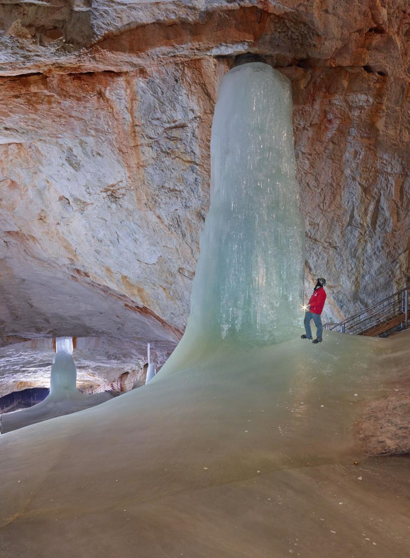 Bí ẩn hang động băng giá lớn nhất thế giới