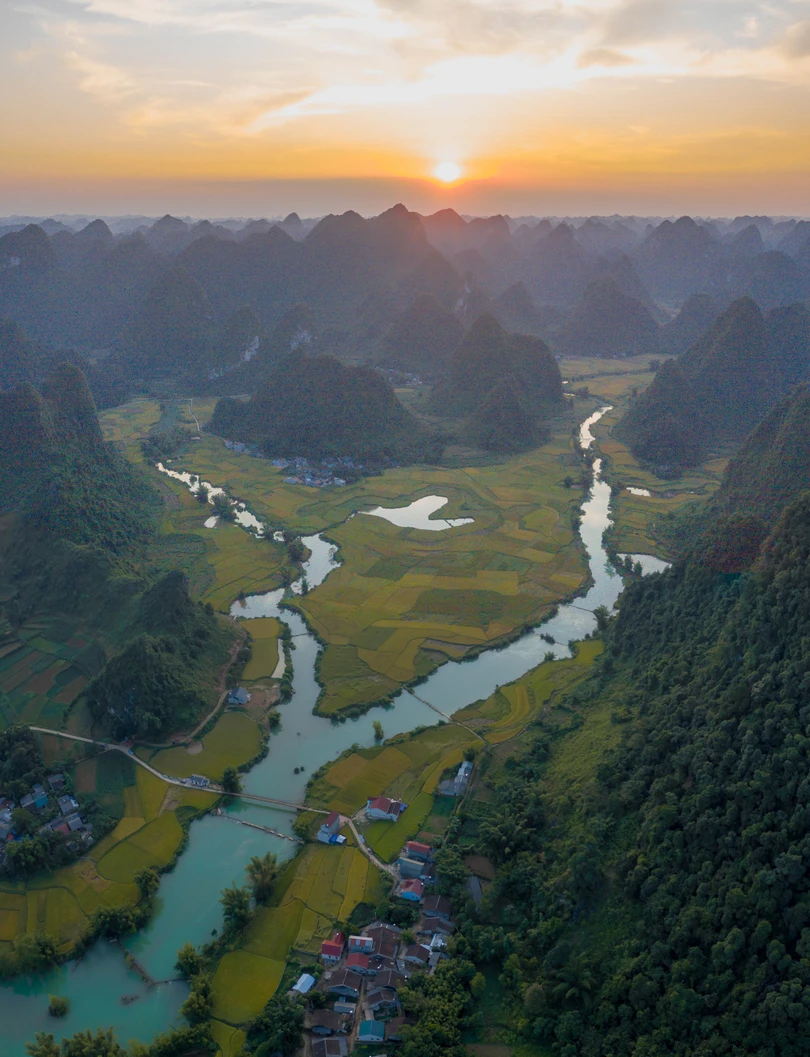 Thác Bản Giốc kỳ vĩ hóa dải lụa trắng mơ màng vắt sang thu