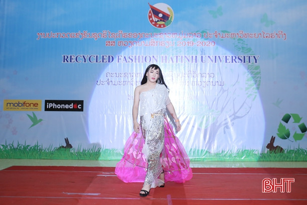 Sinh viên Lào tại Hà Tĩnh trình diễn thời trang từ rác tái chế