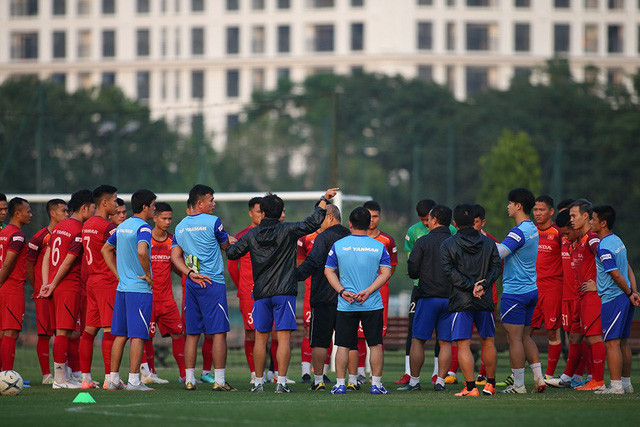 Chờ đợi HLV Park Hang Seo chốt danh sách 23 cầu thủ đấu Malaysia
