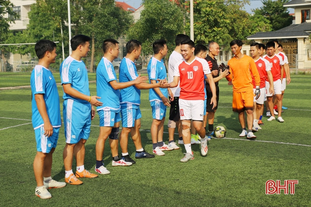 21 đội tranh tài Giải Bóng đá nam khối các cơ quan và doanh nghiệp Hà Tĩnh
