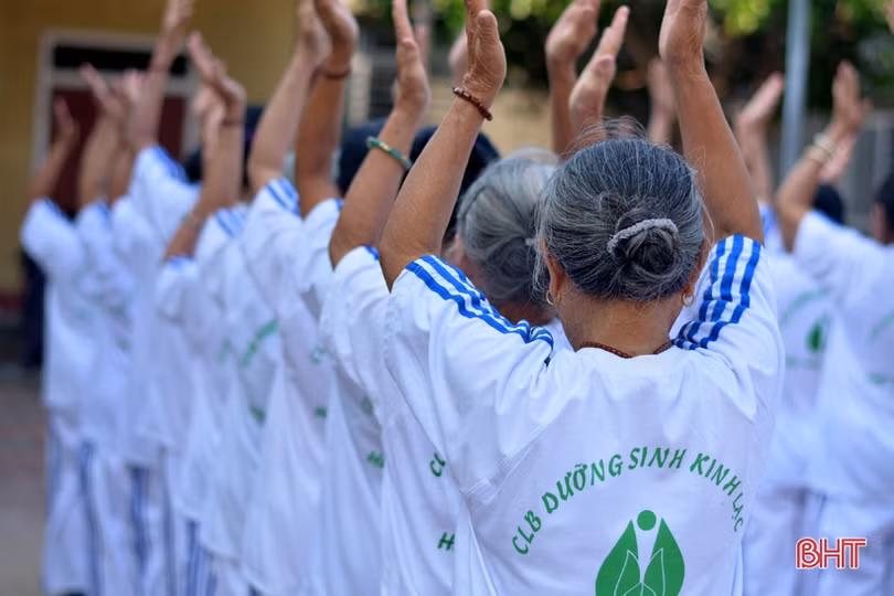 Người già TX Kỳ Anh vui khỏe với thể dục dưỡng sinh