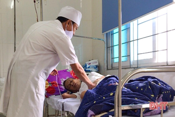 2 cán bộ, đoàn viên thị xã Hồng Lĩnh cùng hiến máu cứu bệnh nhân