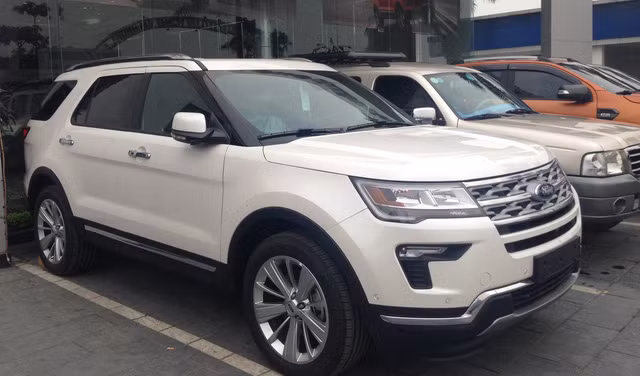 Ford Explorer và Toyota Fortuner - cặp đôi từng bán “bia kèm lạc” phải chạy đua giảm giá 100-200 triệu để chào khách Việt