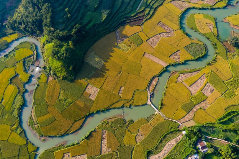 Thác Bản Giốc kỳ vĩ hóa dải lụa trắng mơ màng vắt sang thu