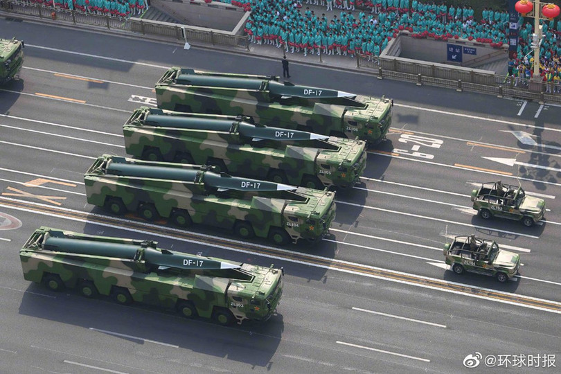Theo Dự án phòng thủ tên lửa, DF-17 có thể mang đầu đạn thông thường hoặc hạt nhân. Trung Quốc đã thử nghiệm công nghệ phương tiện bay siêu vượt thanh từ năm 2014, dự kiến triển khai hoạt động từ năm 2020. Ảnh: Twitter/Dafeng Cao. Những vũ khí Trung Quốc lần đầu công khai tại duyệt binh 70 năm