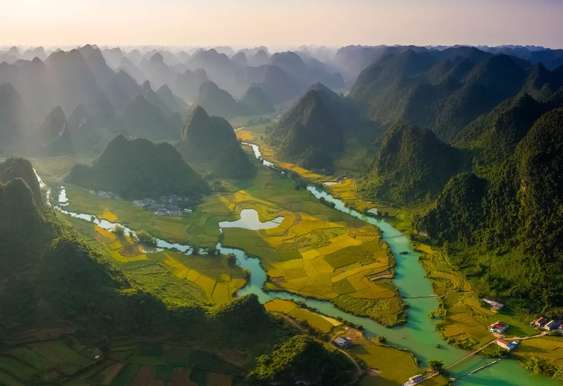 Thác Bản Giốc kỳ vĩ hóa dải lụa trắng mơ màng vắt sang thu