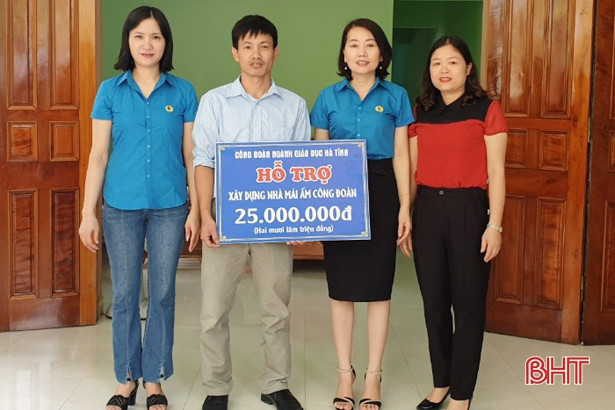 Trao “Mái ấm công đoàn” cho giáo viên nghèo Hà Tĩnh