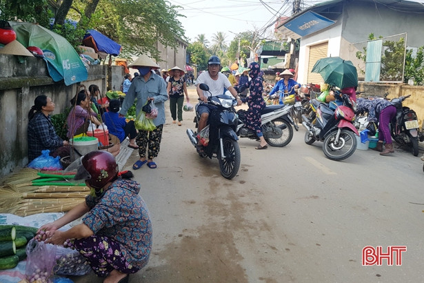 “Vô tư” họp chợ giữa đường, chính quyền thị trấn Thạch Hà bất lực?!