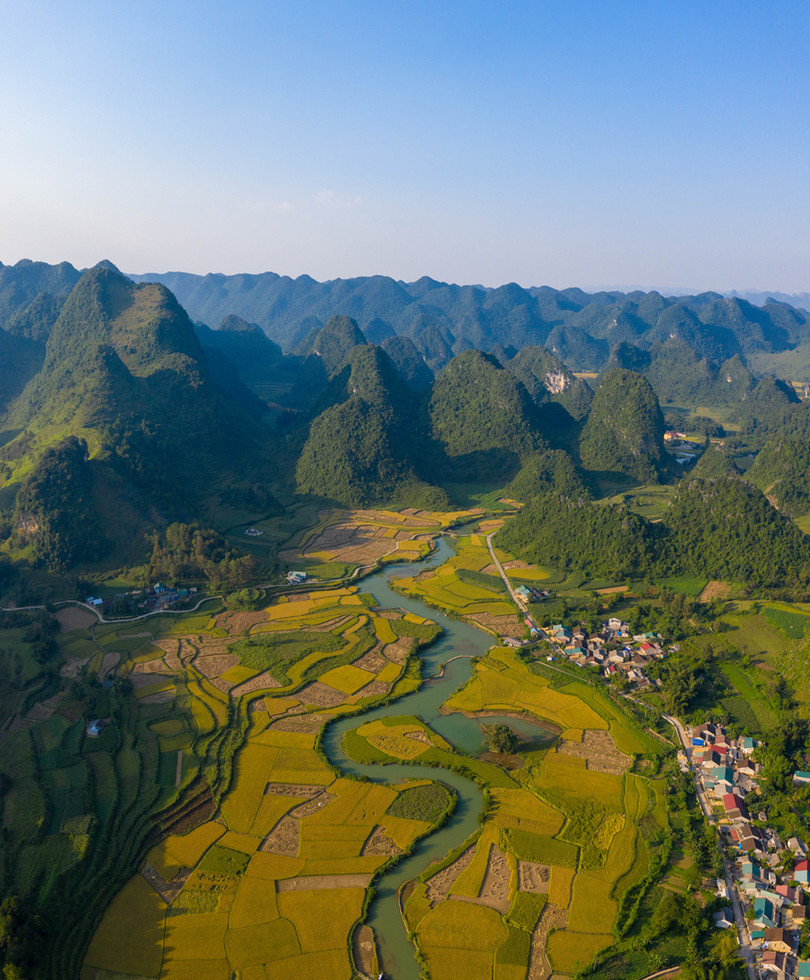 Thác Bản Giốc kỳ vĩ hóa dải lụa trắng mơ màng vắt sang thu