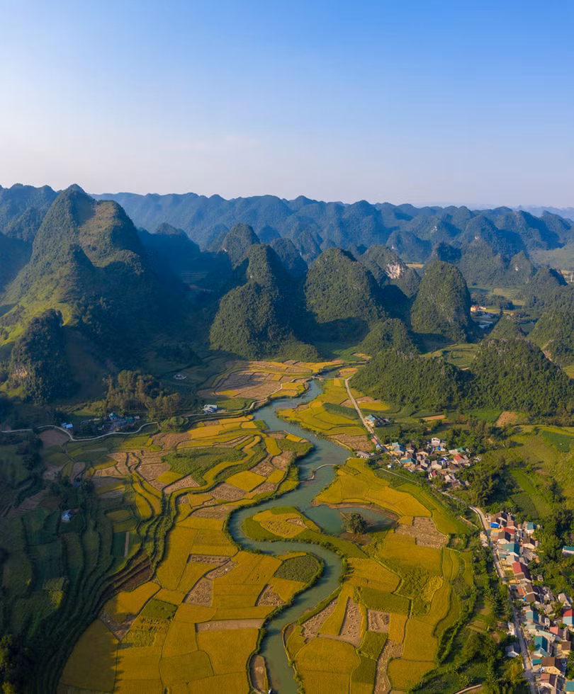 Thác Bản Giốc kỳ vĩ hóa dải lụa trắng mơ màng vắt sang thu