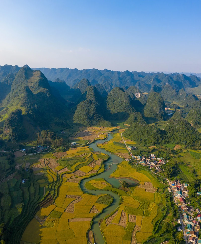 Thác Bản Giốc kỳ vĩ hóa dải lụa trắng mơ màng vắt sang thu