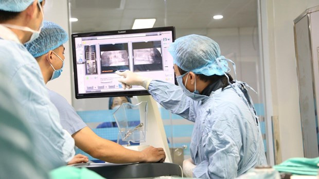 Bệnh viện tuyến tỉnh đầu tiên phẫu thuật cột sống bằng robot hình ảnh 1 Bệnh viện tuyến tỉnh đầu tiên phẫu thuật cột sống bằng robot