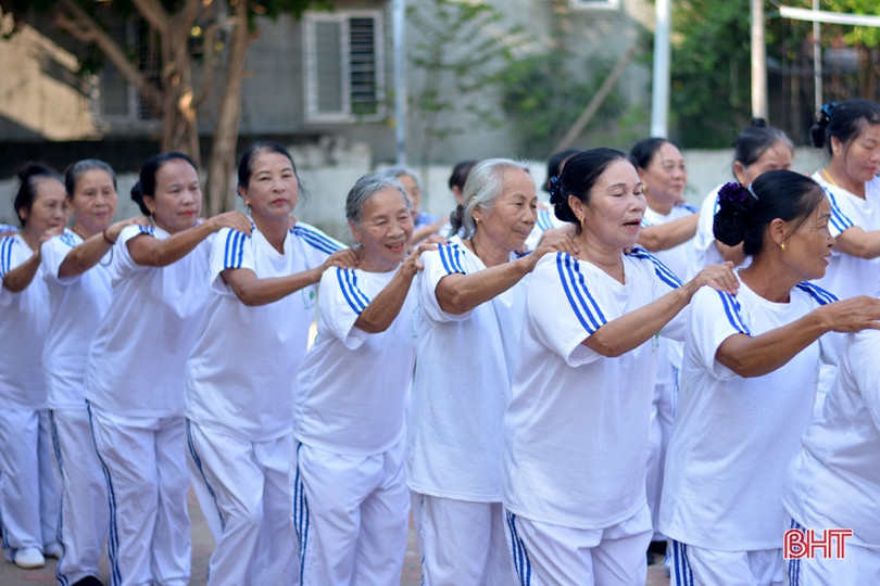 Người già TX Kỳ Anh vui khỏe với thể dục dưỡng sinh